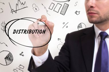 İş, teknoloji, internet ve ağ konsepti. Genç işadamı başarılı büyüme adımları üzerinde düşünüyor: Dağıtım