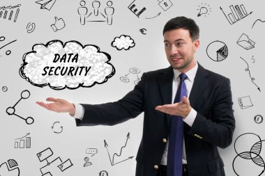 İş, teknoloji, internet ve ağ konsepti. Genç işadamı başarılı büyüme adımları üzerinde düşünüyor: Veri güvenliği