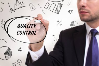 İş, teknoloji, internet ve ağ konsepti. Genç işadamı başarılı büyüme adımları üzerinde düşünüyor: Kalite kontrolü