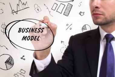 İş, teknoloji, internet ve ağ konsepti. Genç işadamı başarılı büyüme adımları üzerinde düşünüyor: iş modeli
