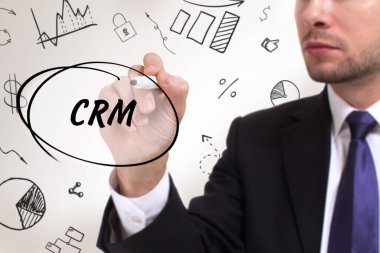 İş, teknoloji, internet ve ağ konsepti. Genç işadamı başarılı büyüme adımları üzerinde düşünüyor: CRM