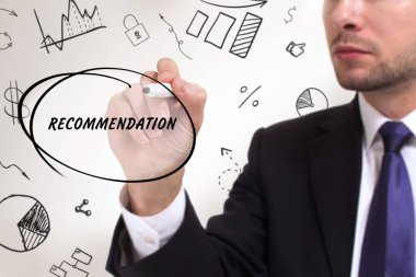 İş, teknoloji, internet ve ağ konsepti. Genç işadamı başarılı büyüme adımları üzerinde düşünüyor: Tavsiye