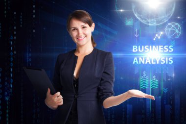 İş, Teknoloji, İnternet ve ağ konsepti. Genç işadamı geleceğin sanal ekranı üzerinde çalışıyor ve yazıyı görüyor: iş analizi