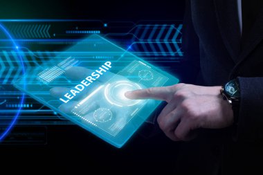 İş, Teknoloji, İnternet ve ağ konsepti. Genç işadamı geleceğin sanal ekranı üzerinde çalışıyor ve yazıyı görüyor: