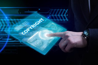 İş, Teknoloji, İnternet ve ağ konsepti. Genç işadamı geleceğin sanal ekranı üzerinde çalışıyor ve yazıyı görüyor: telif hakkı