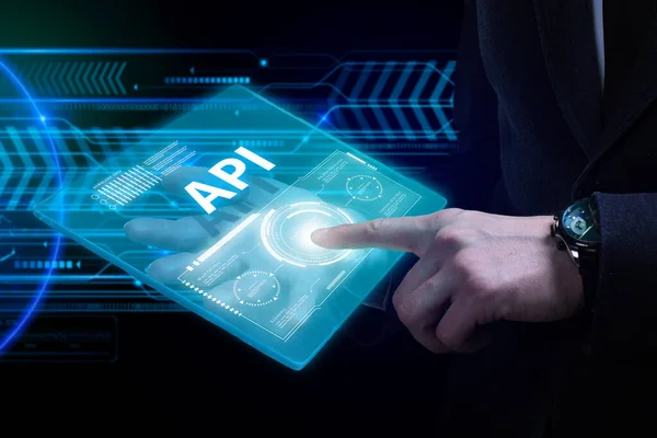 互联网和网络概念 年轻的商人在一个虚拟的未来屏幕上工作 看到的题词是 Api — 图库照片