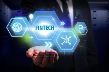 İş, Teknoloji, İnternet ve ağ konsepti. Genç işadamı geleceğin sanal ekranı üzerinde çalışıyor ve Fintech yazısını görüyor.