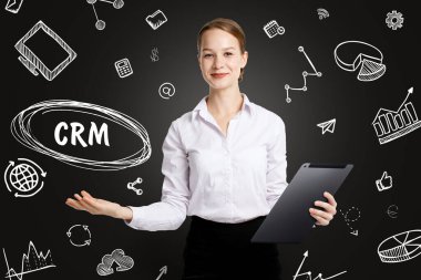 İş, teknoloji, internet ve ağ konsepti. Genç işadamı başarılı büyüme adımları üzerinde düşünüyor: CRM