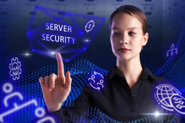 İş, Teknoloji, İnternet ve ağ konsepti. Genç işadamı geleceğin sanal ekranı üzerinde çalışıyor ve yazıyı görüyor: sunucu güvenliği