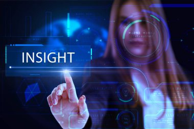 İş, Teknoloji, İnternet ve ağ konsepti. Genç işadamı geleceğin sanal bir ekranı üzerinde çalışıyor ve yazıyı görüyor: