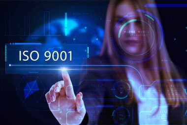 İş, Teknoloji, İnternet ve ağ konsepti. Genç işadamı geleceğin sanal ekranı üzerinde çalışıyor ve ISO 9001 yazısını görüyor.
