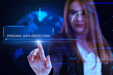 İş, Teknoloji, İnternet ve ağ konsepti. Genç işadamı geleceğin sanal ekranı üzerinde çalışıyor ve yazıyı görüyor: kişisel veri koruması