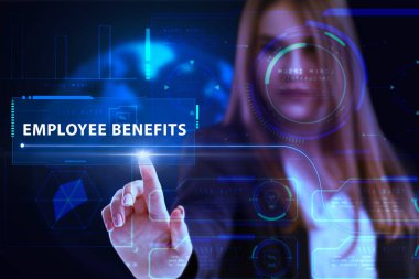 İş, Teknoloji, İnternet ve ağ konsepti. Genç işadamı geleceğin sanal ekranı üzerinde çalışıyor ve yazıyı görüyor: çalışanın faydaları