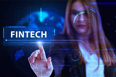 İş, Teknoloji, İnternet ve ağ konsepti. Genç işadamı geleceğin sanal ekranı üzerinde çalışıyor ve Fintech yazısını görüyor.