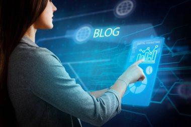 İş, Teknoloji, İnternet ve ağ konsepti. Genç işadamı geleceğin sanal ekranı üzerinde çalışıyor ve yazıyı görüyor: blog