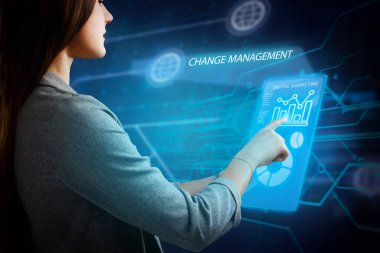 İş, Teknoloji, İnternet ve ağ konsepti. Genç işadamı geleceğin sanal ekranı üzerinde çalışıyor ve yazıyı görüyor: yönetim değişikliği