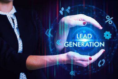 İş, Teknoloji, İnternet ve ağ konsepti. Genç işadamı geleceğin sanal ekranında çalışıyor ve yazıyı görüyor: lider nesil.