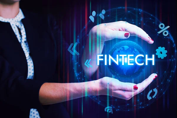 İş, Teknoloji, İnternet ve ağ konsepti. Genç işadamı geleceğin sanal ekranı üzerinde çalışıyor ve Fintech yazısını görüyor.