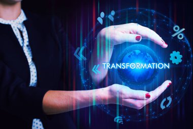 İş, Teknoloji, İnternet ve ağ konsepti. Genç işadamı geleceğin sanal ekranı üzerinde çalışıyor ve yazıyı görüyor: