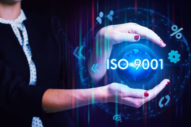 İş, Teknoloji, İnternet ve ağ konsepti. Genç işadamı geleceğin sanal ekranı üzerinde çalışıyor ve ISO 9001 yazısını görüyor.