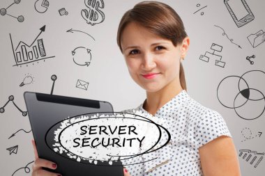 İş, Teknoloji, İnternet ve ağ konsepti. Genç işadamı geleceğin sanal ekranı üzerinde çalışıyor ve yazıyı görüyor: sunucu güvenliği
