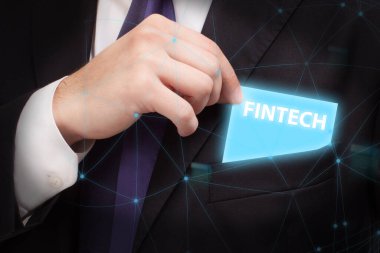 İş, teknoloji, internet ve ağ konsepti. Genç işadamı başarılı büyüme adımları üzerinde düşünüyor: Fintech