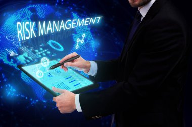 İş, Teknoloji, İnternet ve ağ konsepti. Genç işadamı geleceğin sanal ekranında çalışıyor ve 