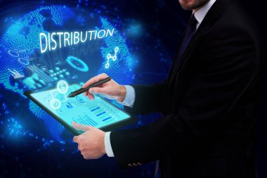 İş, Teknoloji, İnternet ve ağ konsepti. Genç işadamı geleceğin sanal ekranı üzerinde çalışıyor ve yazıyı görüyor: