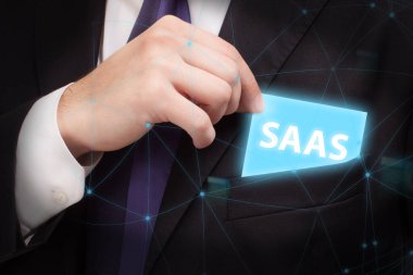 İş, teknoloji, internet ve ağ konsepti. Genç işadamı başarılı büyüme adımları üzerinde düşünüyor: SAAS