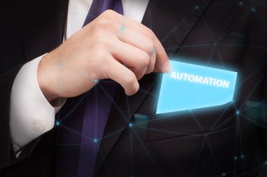 İş, teknoloji, internet ve ağ konsepti. Genç işadamı başarılı büyüme adımları üzerinde düşünüyor: Otomasyon