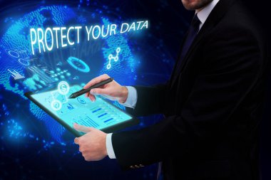 İş, Teknoloji, İnternet ve ağ konsepti. Genç işadamı geleceğin sanal ekranı üzerinde çalışıyor ve yazıyı görüyor: verilerinizi koruyun