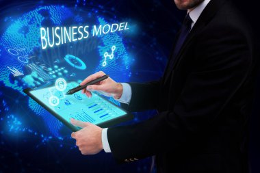 İş, Teknoloji, İnternet ve ağ konsepti. Genç işadamı geleceğin sanal ekranı üzerinde çalışıyor ve yazıyı görüyor: iş modeli