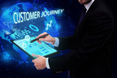 İş, Teknoloji, İnternet ve ağ konsepti. Genç işadamı geleceğin sanal ekranı üzerinde çalışıyor ve yazıyı görüyor.: 