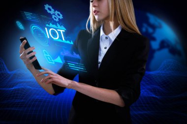 İş, Teknoloji, İnternet ve ağ konsepti. Genç işadamı geleceğin sanal ekranı üzerinde çalışıyor ve yazıyı görüyor: IOT