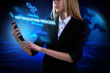 İş, Teknoloji, İnternet ve ağ konsepti. Genç işadamı geleceğin sanal ekranı üzerinde çalışıyor ve yazıyı görüyor: optimizasyon süreci