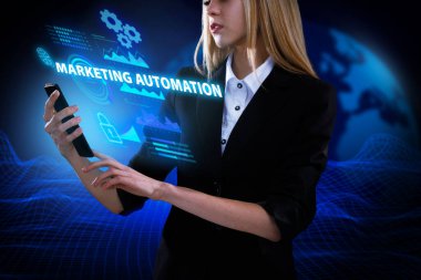 İş, Teknoloji, İnternet ve ağ konsepti. Genç işadamı geleceğin sanal ekranı üzerinde çalışıyor ve yazıyı görüyor: pazarlama otomasyonu