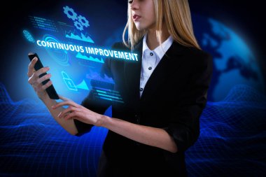 İş, Teknoloji, İnternet ve ağ konsepti. Genç işadamı geleceğin sanal ekranı üzerinde çalışıyor ve yazıyı görüyor: sürekli gelişme