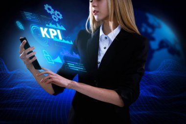 İş, Teknoloji, İnternet ve ağ konsepti. Genç işadamı geleceğin sanal ekranı üzerinde çalışıyor ve KPI yazısını görüyor: