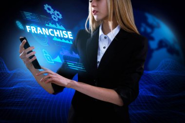 İş, Teknoloji, İnternet ve ağ konsepti. Genç işadamı geleceğin sanal ekranı üzerinde çalışıyor ve yazıyı görüyor: