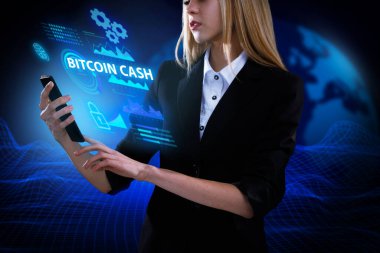 İş, Teknoloji, İnternet ve ağ konsepti. Genç işadamı geleceğin sanal ekranı üzerinde çalışıyor ve Bitcoin Cash yazısını görüyor.