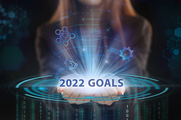 ビジネス テクノロジー インターネット ネットワークの概念 将来の仮想スクリーンで作業し 碑文を見て若いビジネスマン 2022目標 — ストック写真