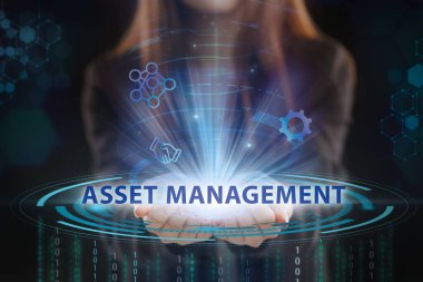 İş, Teknoloji, İnternet ve ağ konsepti. Genç işadamı geleceğin sanal ekranı üzerinde çalışıyor ve yazıyı görüyor: varlık yönetimi