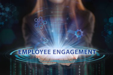 İş, Teknoloji, İnternet ve ağ konsepti. Genç işadamı geleceğin sanal ekranı üzerinde çalışıyor ve yazıyı görüyor: çalışanların bağlılığı