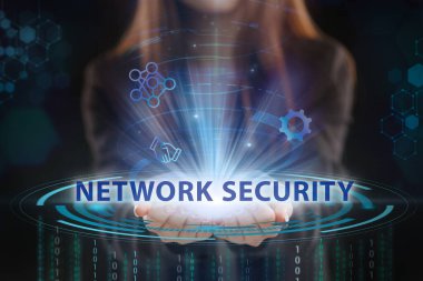 İş, Teknoloji, İnternet ve ağ konsepti. Genç işadamı geleceğin sanal ekranı üzerinde çalışıyor ve yazıyı görüyor: ağ güvenliği