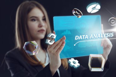 İş, Teknoloji, İnternet ve ağ konsepti. Genç işadamı geleceğin sanal ekranı üzerinde çalışıyor ve yazıyı görüyor.: 