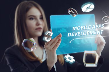 İş, Teknoloji, İnternet ve ağ konsepti. Genç işadamı geleceğin sanal ekranı üzerinde çalışıyor ve yazıyı görüyor.: 
