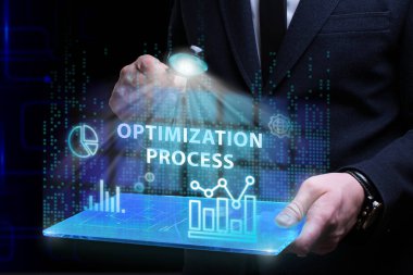İş, Teknoloji, İnternet ve ağ konsepti. Genç işadamı geleceğin sanal ekranı üzerinde çalışıyor ve yazıyı görüyor: optimizasyon süreci