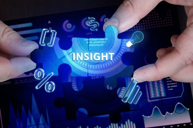 İş, Teknoloji, İnternet ve ağ konsepti. Genç işadamı geleceğin sanal bir ekranı üzerinde çalışıyor ve yazıyı görüyor: