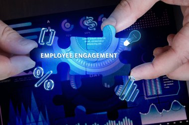 İş, Teknoloji, İnternet ve ağ konsepti. Genç işadamı geleceğin sanal ekranı üzerinde çalışıyor ve yazıyı görüyor: çalışanların bağlılığı