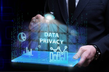 İş, Teknoloji, İnternet ve ağ konsepti. Genç işadamı geleceğin sanal ekranı üzerinde çalışıyor ve yazıyı görüyor: